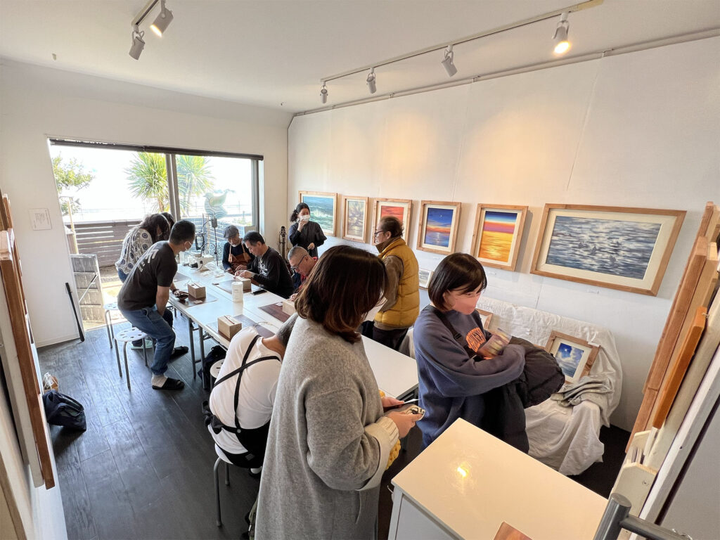 亀山和明絵画展「うみのいろどり」&ハンセン神谷さんワークショップ同時開催時の様子